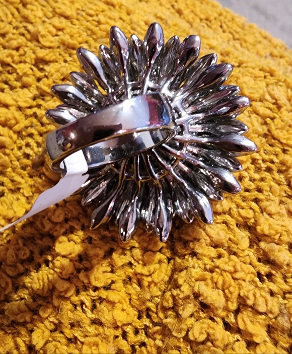 Ann Taylor Flower Cocktail Ring Statement Piece Sz 6.25 - Picture 8 of 13